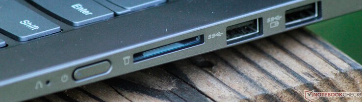 Right: Power, SD Card reader, 2x USB 3.1 (Gen 1) Type-A