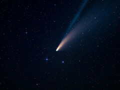 An image showing a comet and its tail.