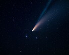 An image showing a comet and its tail.
