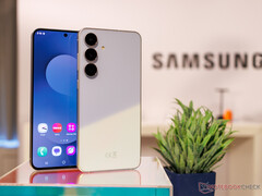 The Galaxy S25 FE sports a familiar design language and relatively thin display bezels. (Image source: Notebookcheck)