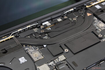 Cooling solution consists of a single large copper heat pipe with twin ~50 mm fans