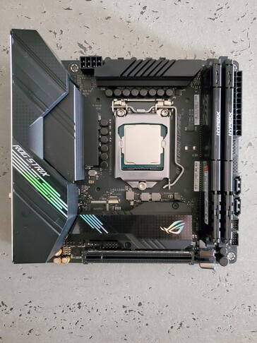 CPU, RAM and SSD (under heat sink) all installed. (Image: Notebookcheck)
