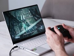 The Asus ROG Zephyrus G14 (GU403A) weighs around 1.57 kg or 3.47 lbs. (Image source: NotebookcheckReviews on YouTube)