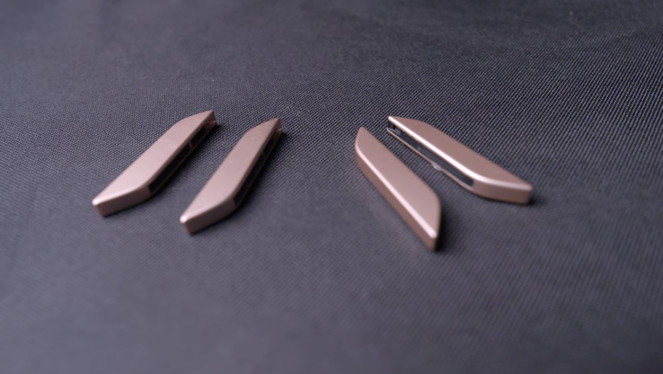 The so-called Raven Wings are battery modules that attach to the sides of the glasses.