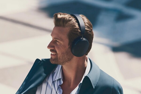 The Sonos Ace headphones can last up to 30 hours on a single charge. (Image source: Sonos)