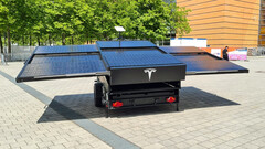 Tesla&#039;s solar panel trailer with Starlink (image: Tesla Adri/Twitter)