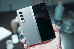 Samsung reportedly collects data from spare parts buyers, including via third-party stores. (Image: Onur Binay)