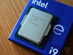 The Alder Lake processor Intel Core i9-12900K has set impressive benchmark records after being overcloked to 6.8 GHz (Image: Tom Warren/The Verge)