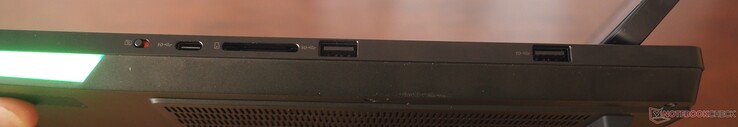 Right: Webcam shutter, USB-C 3.2 Gen2, Card reader, 2x USB-A 3.2 Gen2