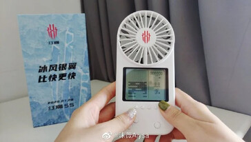 The Red Magic router's invitation and rumored fan. (Source: Weibo via GizmoChina)