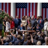 Zdjęcie prezydenta USA Donalda Trumpa podpisującego Take It Down Act podczas ceremonii w Waszyngtonie, USA. (Źródło zdjęcia: @FLOTUS na X)