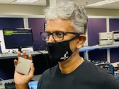 Intel's Raja Koduri showing off the purported 4-tile Arctic Sound Xe dGPU. (Image Source: Raja Koduri on Twitter)