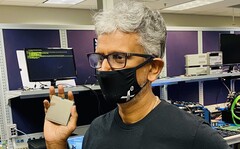 Intel's Raja Koduri showing off the purported 4-tile Arctic Sound Xe dGPU. (Image Source: Raja Koduri on Twitter)