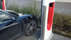 Porsche Taycan perusing a Tesla Supercharger, image: Inse van Houts (YouTube)