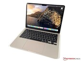 Amazon drops 13.6" MacBook Air M2 with 8GB RAM and 256GB SSD to lowest price ever. (Source: Notebookcheck)