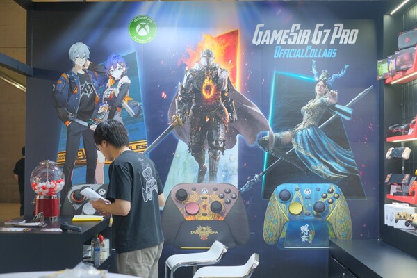 The GameSir G7 Pro Dragon's Dogma Edition Wireless Controller for Xbox on display at the Tokyo Game Show. (Image source: GameSir)