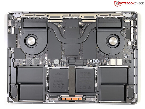 Internal view of the Apple MacBook Pro 14 and its soldered components (Image: Andreas Osthoff)