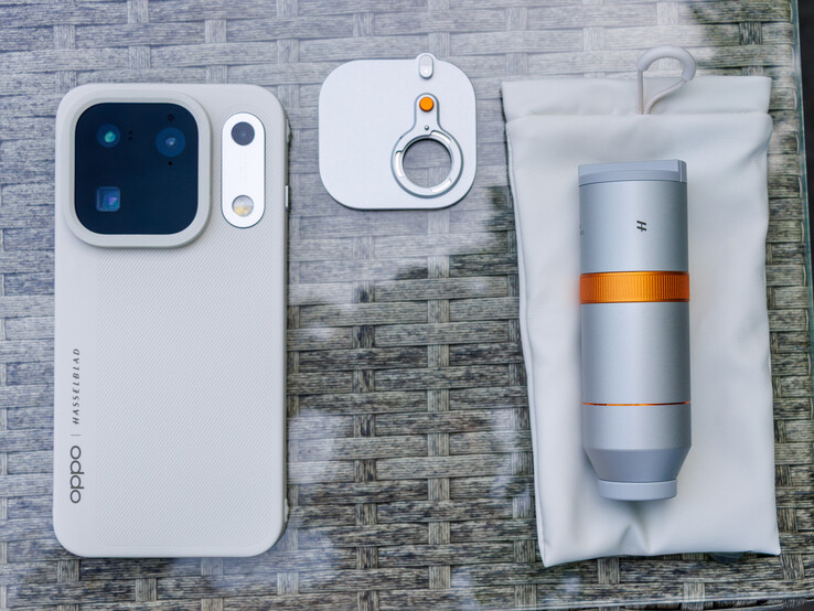 Find X10 Pro Max with optional teleconverter