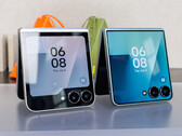 Samsung Galaxy Z Flip7 (right) compared with the Flip7 FE (left)