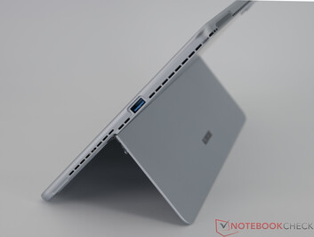 Right: 1 × USB 3.0 Type-A