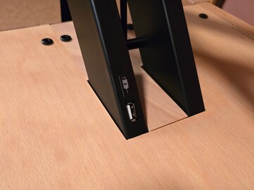 A tablet or smartphone can be supplied with power via the USB-A port.