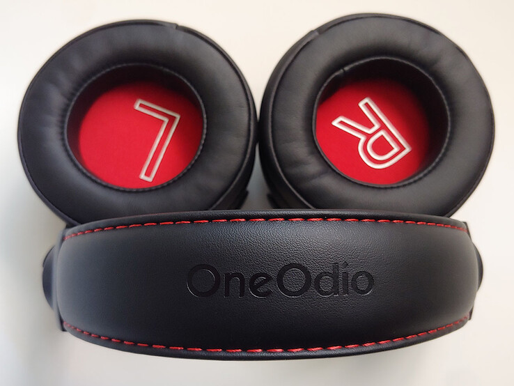 Clearly-labeled earcups. (Image source: Notebookcheck)