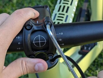 Setting the handlebars (Image Source: Stephen Pereyra / Notebookcheck)
