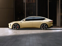 ET5 sedan with 150 kWh hybrid solid-state battery