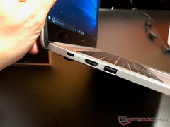 Huawei Matebook D left side ports. (Source: NotebookCheck)