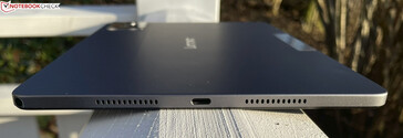 Right: speaker, USB-C 2.0, speaker
