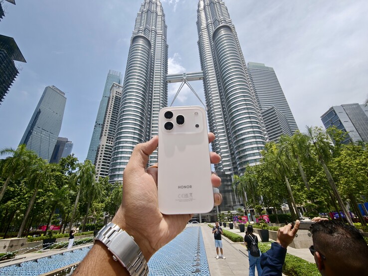 The Honor 600 Pro has a matte metal frame