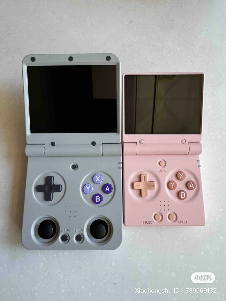 The Miyoo Flip and Miyoo Mini Flip, from left to right. (Image source: GameboyJuntaro)