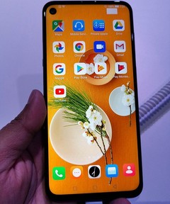 HiSense U30 Android phablet with Qualcomm Snapdragon 675 and camera hole in display (Source: XDA Developers)