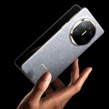 Apple podobno wprowadzi na rynek swój pierwszy składany telefon w 2026 roku, aby konkurować z takimi urządzeniami jak Huawei Mate X6 na zdjęciu. (Źródło zdjęcia: Huawei)
