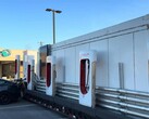 Tesla deploys MegapackChargers to tackle holiday congestions at Supercharger stations (Image source: PRNDL by Jordan Golson)