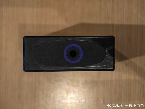 The DC connector on top of Honor Win 360W charger