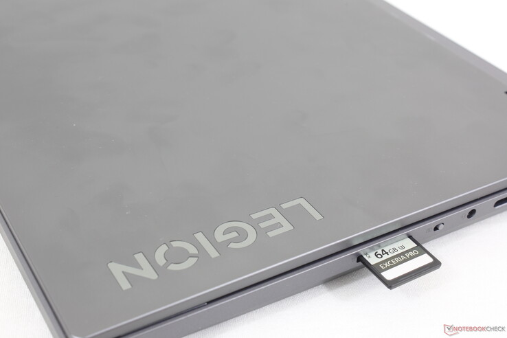 Fully inserted SD card still protrudes by over half its length for unsafe transporting
