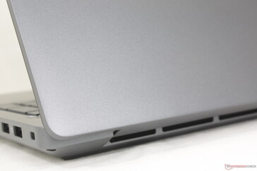 Smooth matte magnesium alloy surfaces hide fingerprints well