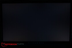 Minimal screen bleeding along the edges and corners