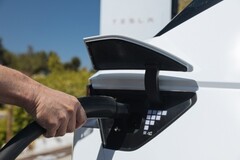 2025 Hyundai Ioniq 5 can plug into Tesla Superchargers directly (Image source: Hyundai)