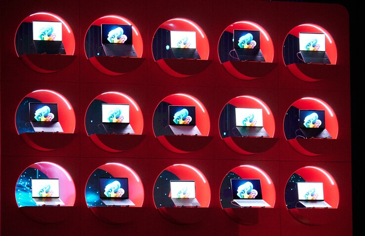 An impressively large selection of Snapdragon laptops. (photo: Andreas Sebayang/Notebookcheck.com)