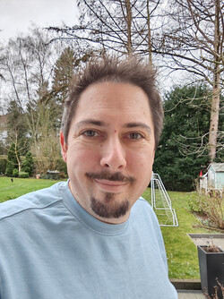 Selfie with the Magic V2 RSR front camera