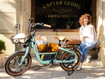 The Segway Muxi direct-drive e-bike fitted with front and middle baskets, and rear passenger seating. (Image source: Segway)