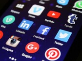 A cell phone screen showing various applications including Vine. (Image source: Pixabay)