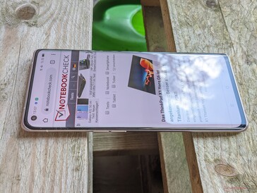 Oppo Find X3 Neo in outdoor use