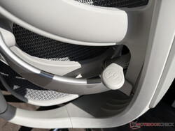 This lever, which is accessible from both sides, allows the lumbar support to be adjusted to three different positions.