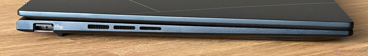 Left: USB-A 3.2 Gen 1 (5 GBit/s)