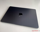 The Apple MacBook Air M2 in the new Midnight color is apparently prone to scratches and scuff marks (Image: Notebookcheck)