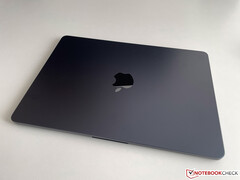 The Apple MacBook Air M2 in the new Midnight color is apparently prone to scratches and scuff marks (Image: Notebookcheck)