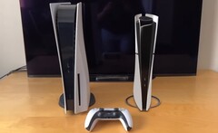 The PS5 Slim looks much more compact than the original PS5 in an augmented-reality comparison video. (Image source: rtql8d)